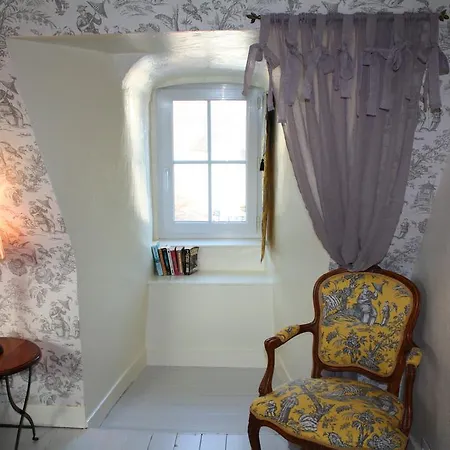 Logis Les Remparts Bed & Breakfast 3*