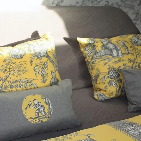 Logis Les Remparts Bed & Breakfast