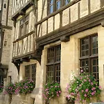 Logis Les Remparts Bed and Breakfast Μπαγιέ