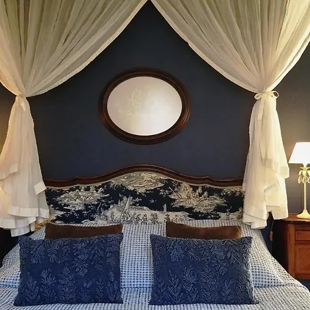 Logis Les Remparts Couette-café 3*