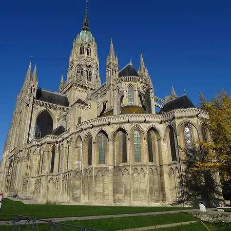 Logis Les Remparts Couette-café 3*