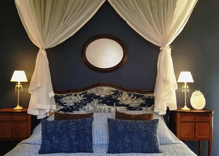 Logis Les Remparts Отель типа 